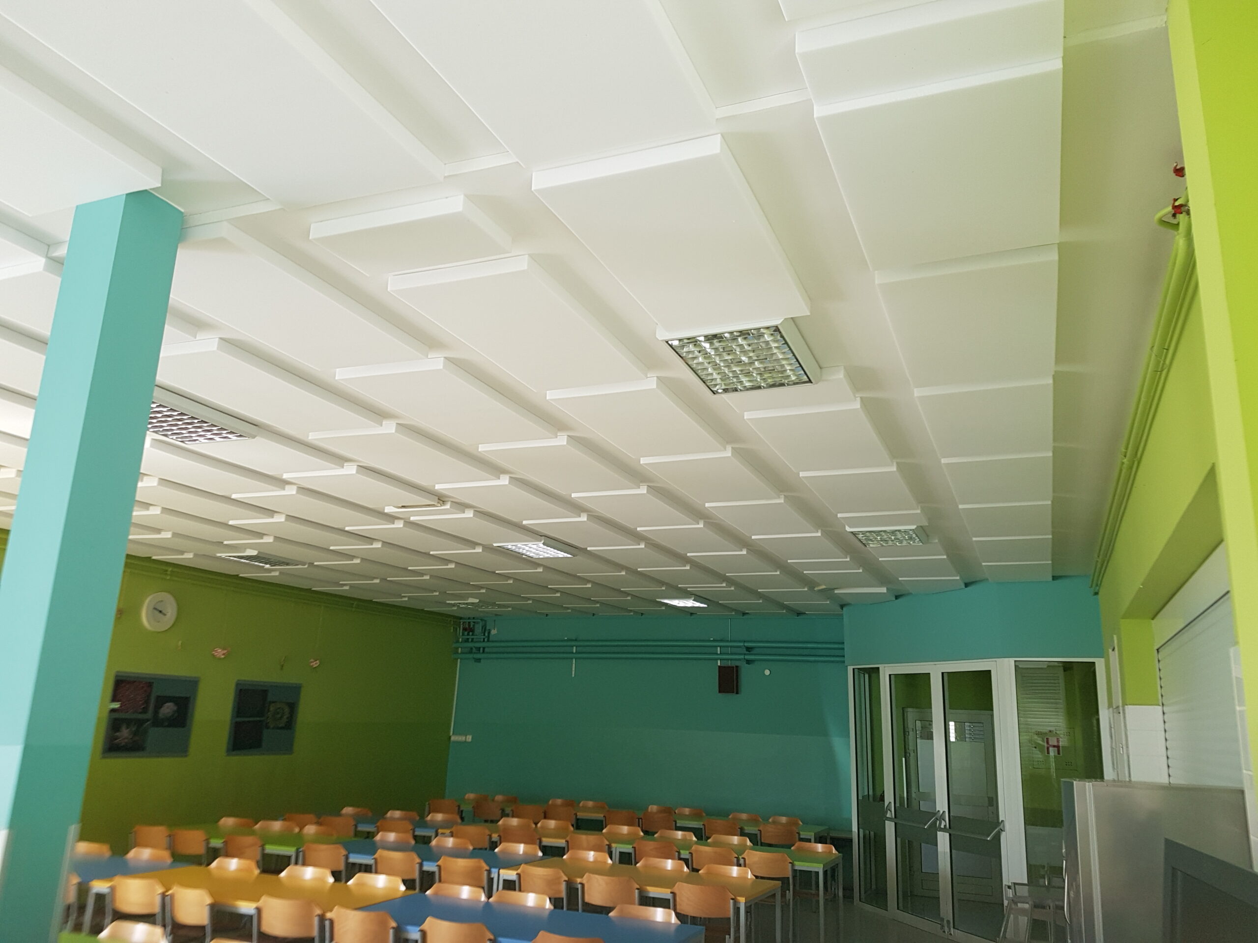 akusticne-plosce-bele-jedilnica-os-petrovce-2