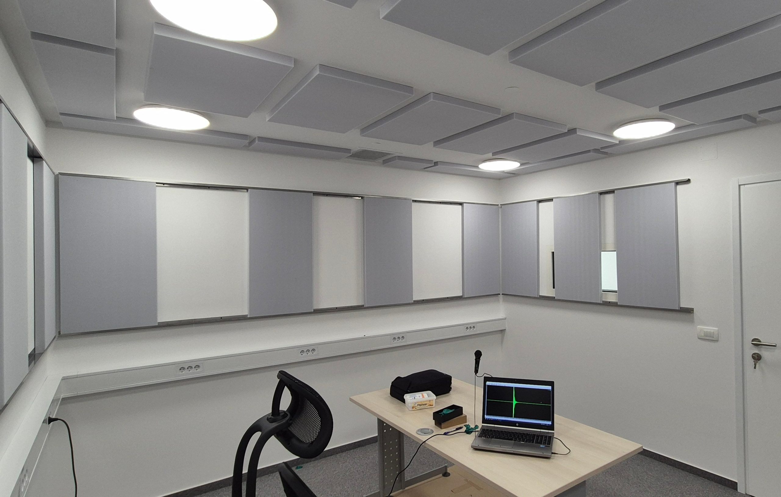 Akustična kabina znotraj